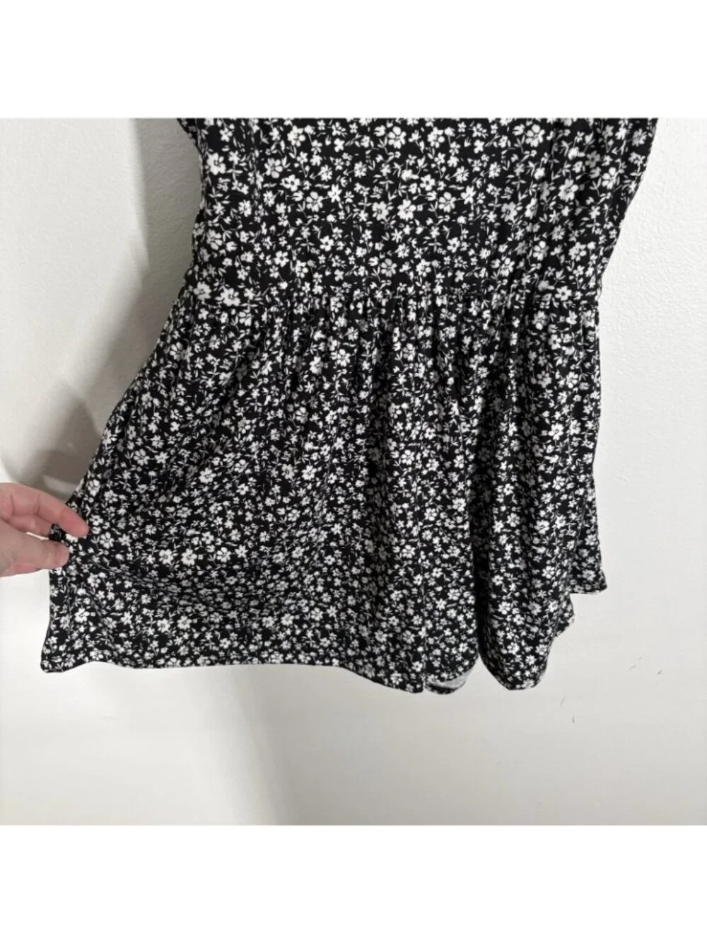 Urban Outfitters Women S Black White Floral Strappy V-Neck Sherri Romper NWT